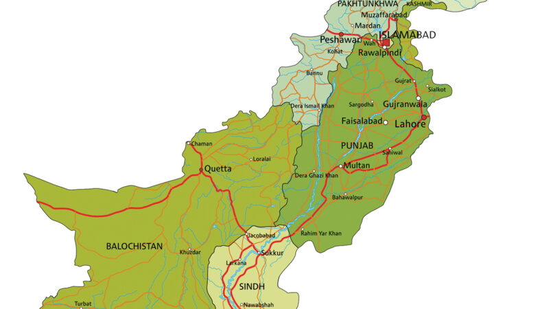 Political map of Pakistan highlighting provinces, major cities, and key roads.